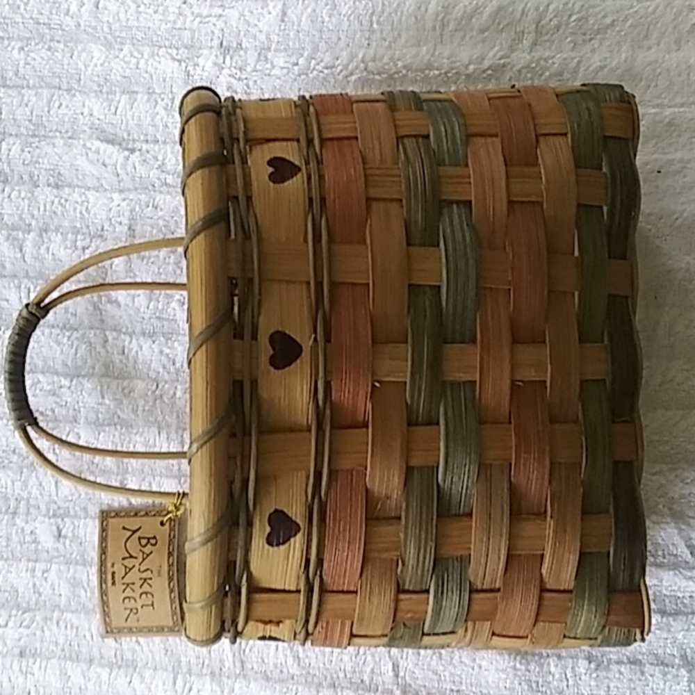 Wall basket